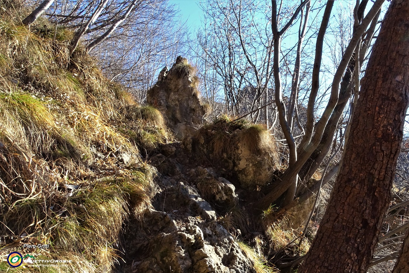 28 Facili passaggi  anche su roccette.JPG